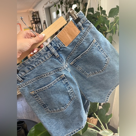 The perfect summer short, high waisted, medium blue jeans, Zara US size 4. - Picture 4 of 5